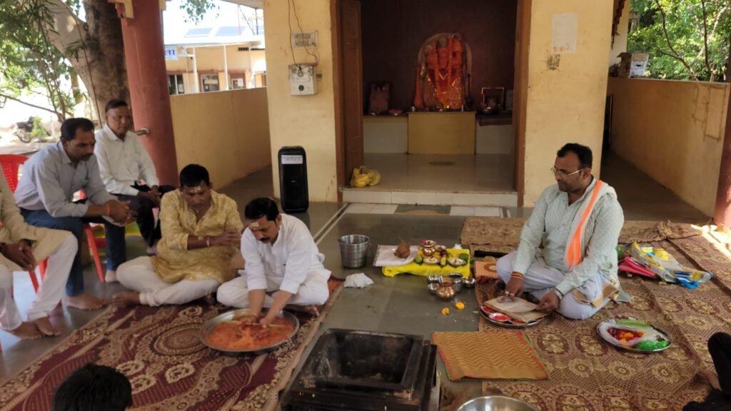 ज्ञात अज्ञात मृत आत्माओं की शांति के लिए केशव धाम मंदिर परिसर में हुआ तर्पण कार्यक्रम।
