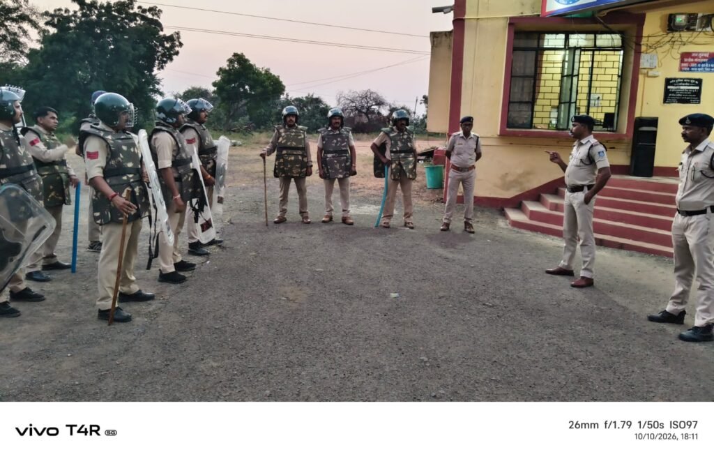 जिला खण्डवा के समस्त थानों में बलवा ड्रिल सामग्री धारण करने का अभ्यास आयोजित
