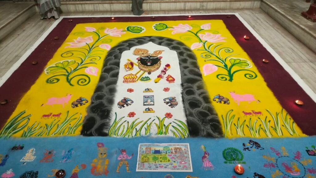 खंडवा के द्वारकाधीश मंदिर में 12×15 फीट की विशाल सांझी ने मोहा श्रद्धालुओं का मन