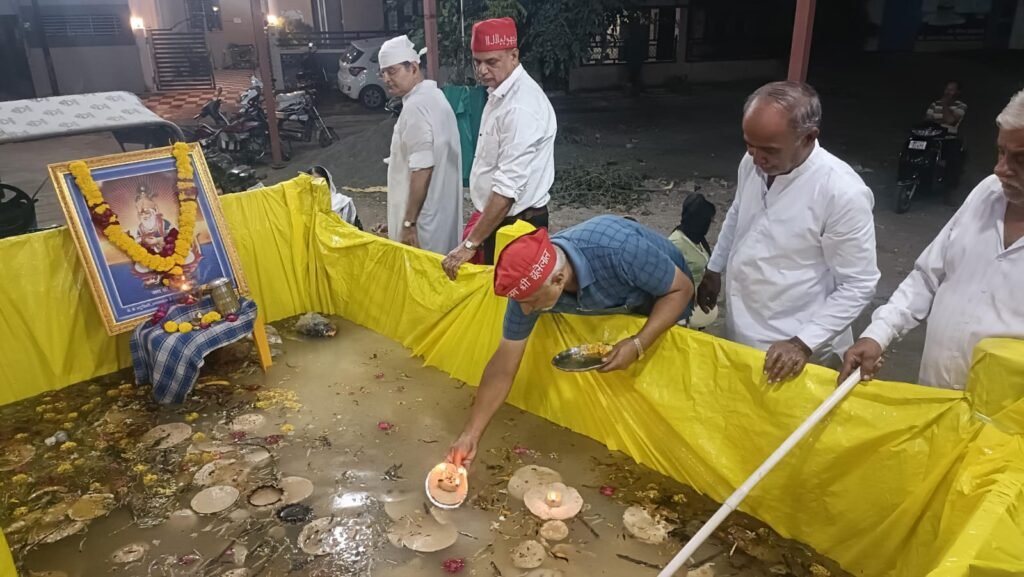 *पितरों के तर्पण के लिए सिंधी समाजजनों द्वारा किये गए दीपदान।*