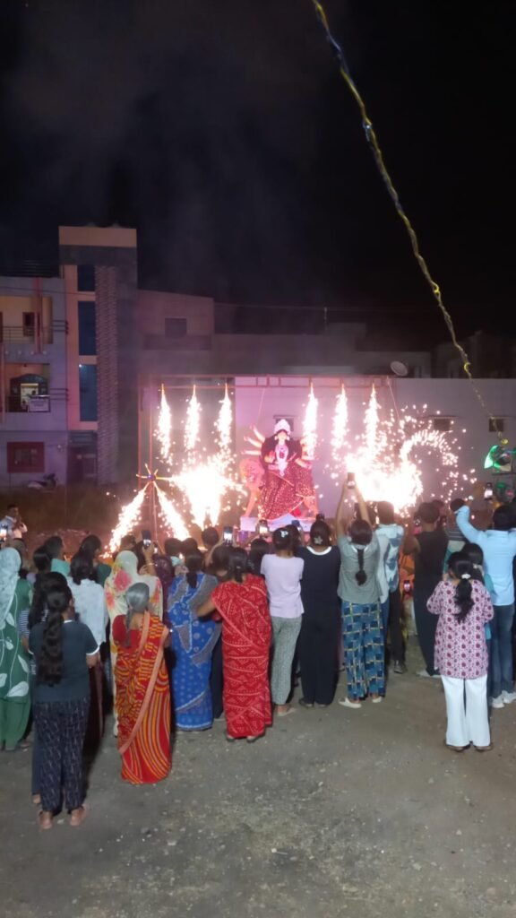 नंदविहार कॉलोनी में विराजीं 10 फीट ऊंची माता रानी, भव्य पंडाल में हो रहे दर्शन