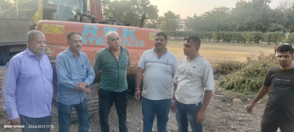 *तीन पुलिया* *सिविल लाइन छोर पर सर्विस रोड का काम शुरू*