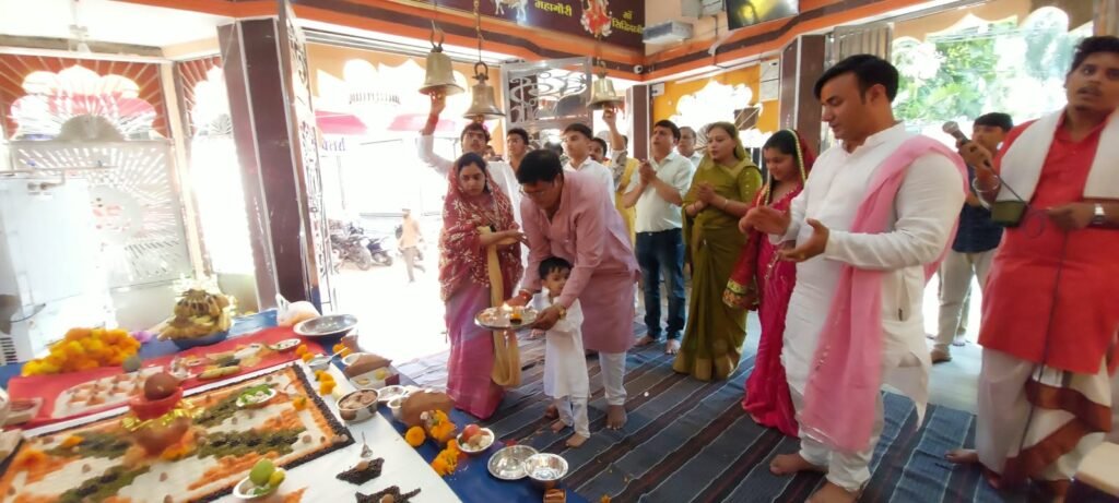 पूरे जिले में उत्साह के साथ के साथ माताजी की प्रतिमाओं को विराजमान किया गया।