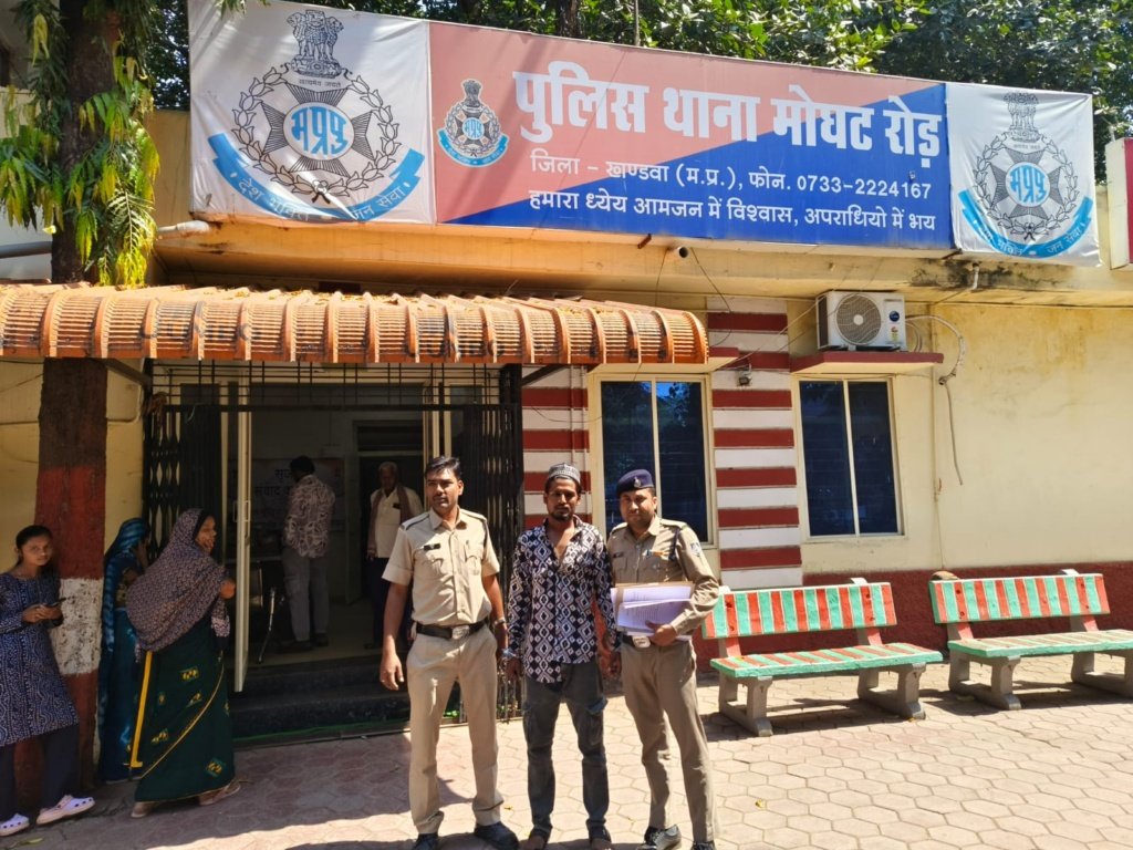 *जिलाबदर बदमाश नवाब कुरैशी पिता शकील कुरैशी निवासी रामेश्वर टेकडा खण्डवा हुआ गिरफ्तार*