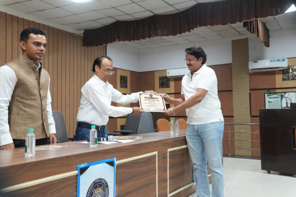 मध्यप्रदेश वॉलीबॉल संघ की नई कार्यकारिणी में खंडवा के राजेश शुक्ला संयुक्त सचिव निर्वाचित।