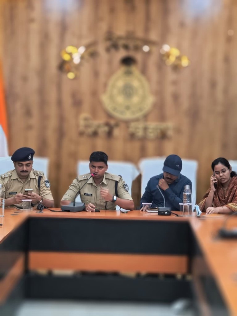 *नवरात्र पर्व की व्यवस्थाओं को लेकर अतिरिक्त पुलिस अधीक्षक (शहर) श्री आदित्य सिंघारिया ने ली संबंधित विभागों की बैठक*