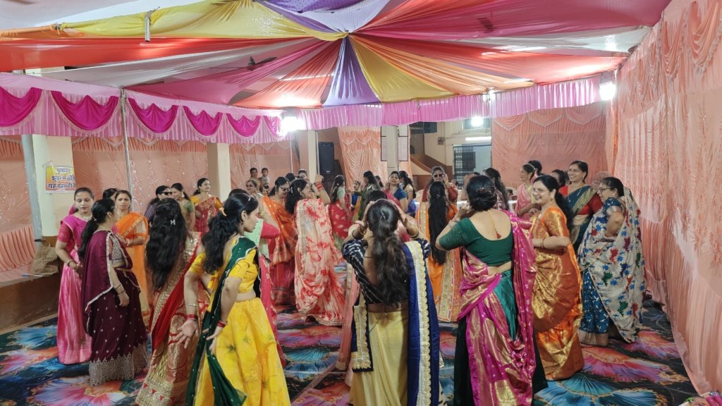 धा. माहेश्वरी महिला संगठन द्वारा चार दिवसीय नवरात्रि गरबा महोत्सव का भव्य शुभारंभ
