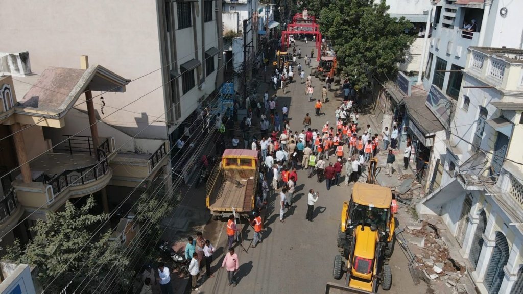 शहर की यातायात व्यवस्था में सुधार हेतु खण्डवा पुलिस एवं प्रशासन की संयुक्त कार्रवाई, वैकल्पिक मार्ग विकसित करने की दिशा में हटाए गए अतिक्रमण*
