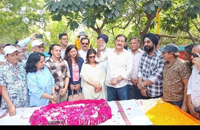 अभिनेता रघुवीर यादव, गायक सुदेश भोसले किशोर दा की समाधि पर शीश नवाकर हुए भावुक।