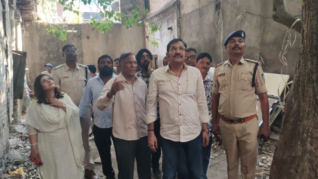प्रसिद्ध गायक सुदेश भोसले ने समाधि के साथ ही अपने गुरु किशोर दा के जर्जर मकान को भी देखा।