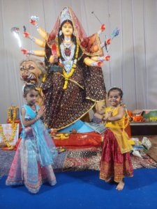 नंद विहार कॉलोनी में माता रानी की भक्ति में झूम रहे भक्त, गरबा प्रस्तुतियों से बढ़ रही उत्सव की रौनक।