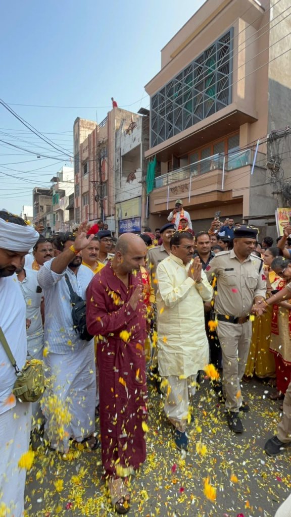 सांसद श्री पाटिल, गजेंद्र पाटील के मार्गदर्शन में संसदीय क्षेत्र की सुख, शांति, खुशहाली के लिए निकली विशाल चुनरी यात्रा।