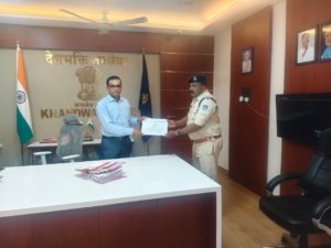 साप्ताहिक कार्य समीक्षा में उत्कृष्ट कार्य करने वाले 08 अधिकारी/कर्मचारी हुए पुरस्कृत
