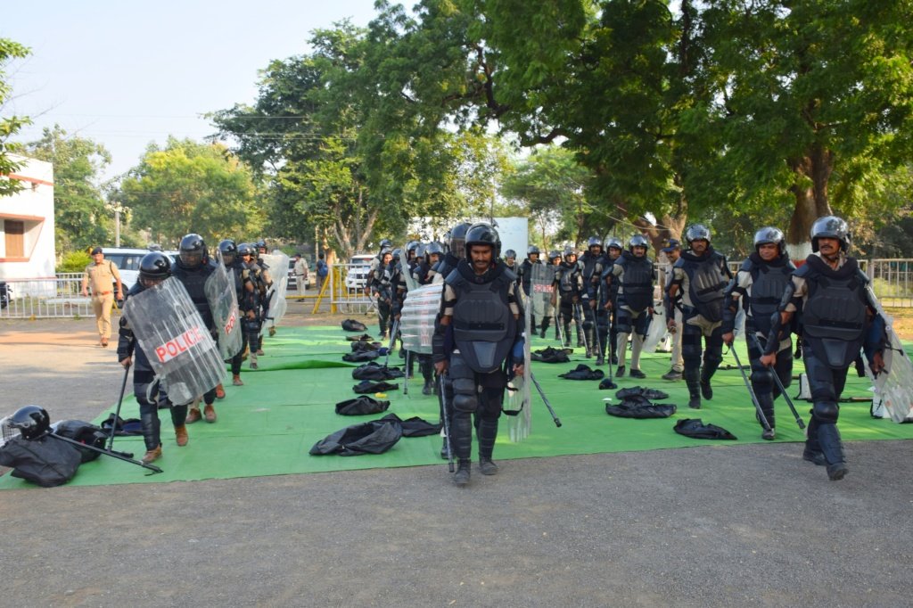 खण्डवा पुलिस लाइन परेड ग्राउंड में बलवा ड्रिल का आयोजन*