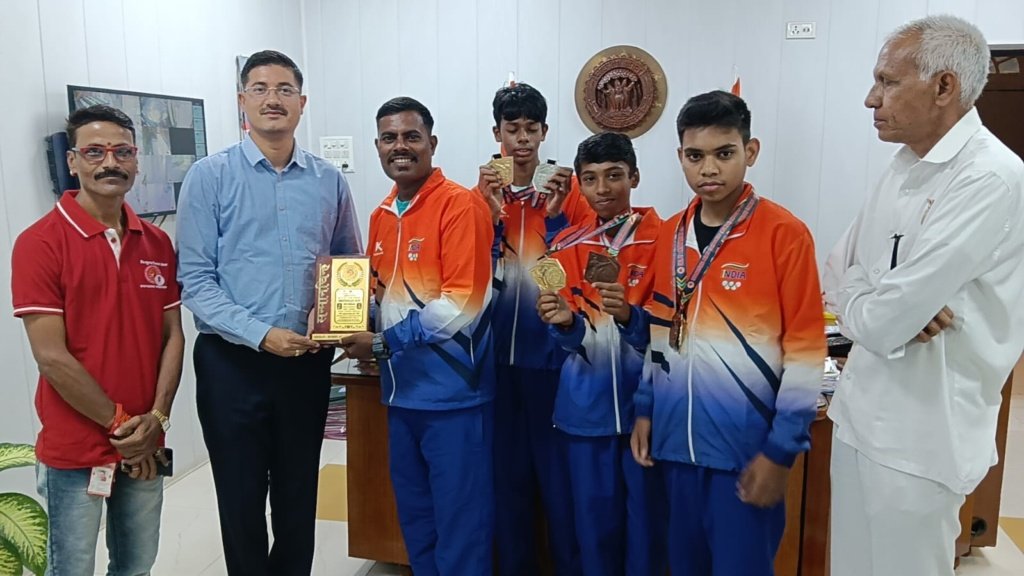 मुंबई में आयोजित कराटे प्रतियोगिता में खंडवा के खिलाड़ियों का कमाल, तीन खिलाड़ियों ने जीते 6 मेडल।