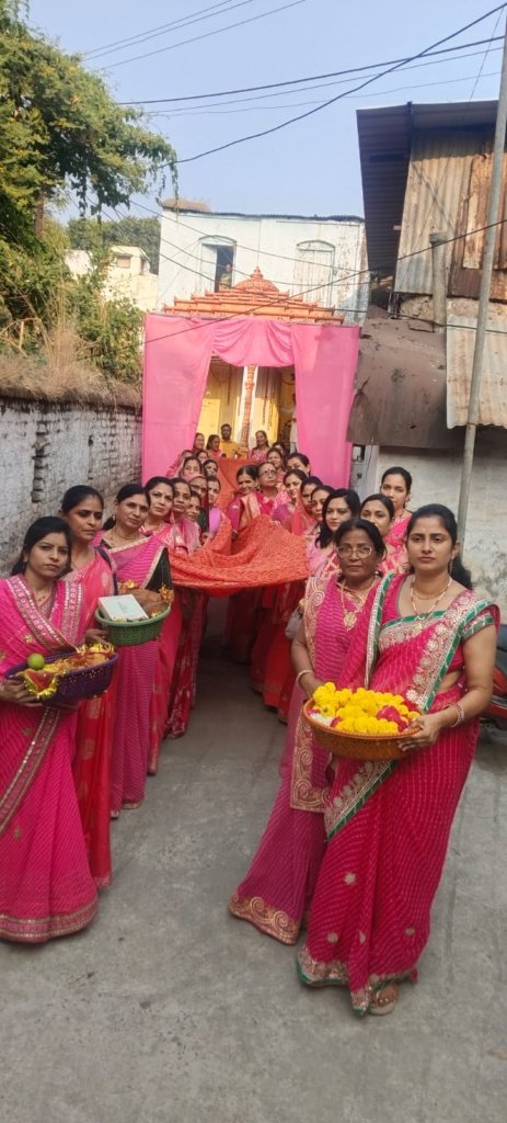 पालीवाल महाजन समाज ने निकाली भव्य चुनरी यात्रा, पालीवाल धर्मशाला से भवानी माता मंदिर तक निकली यात्रा।