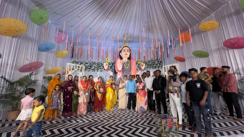महापौर अमृता यादव ने छह पंडालों में की पूजा-अर्चना, गरबा महोत्सव में भी लिया हिस्सा।
