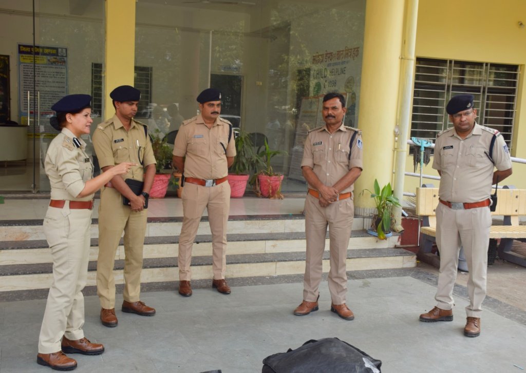 पुलिस उप महानिरीक्षक सुश्री सिमाला प्रसाद आकस्मिक दौरे पर पहुंची खण्डवा,