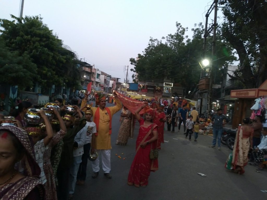 चल रहे नवरात्रि पर्व के बीच जय बजरंग सेना द्वारा निकाली गई विशाल चुनरी यात्रा।
