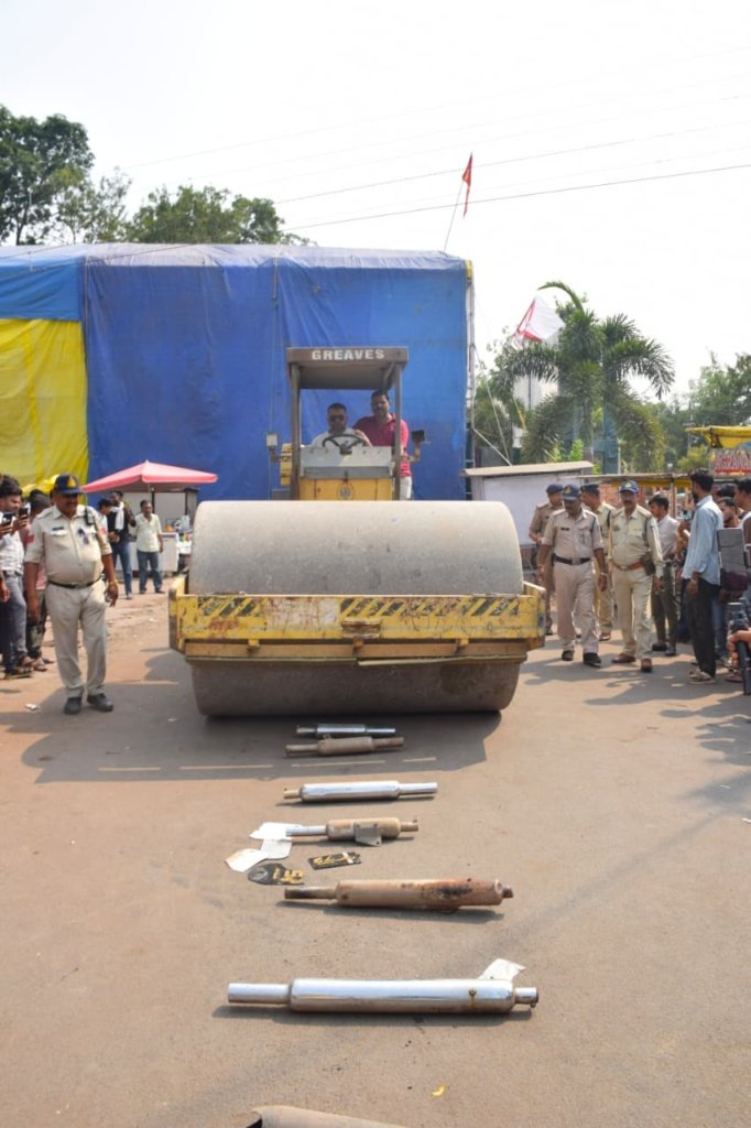 खण्डवा यातायात पुलिस द्वारा मॉडिफाइड साइलेंसर वाले बुलेट चालकों को दिया कड़ा सन्देश*