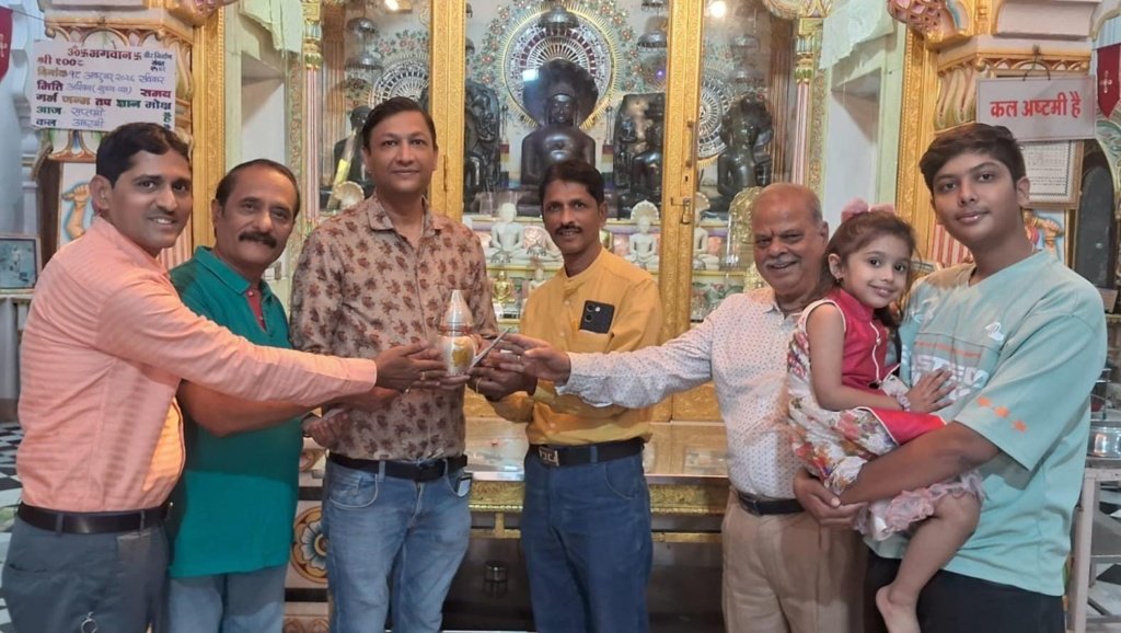 जिनेन्द्र भगवान की शांति-धारा हेतु मंदिर में रजत-मय कलश किया समर्पित