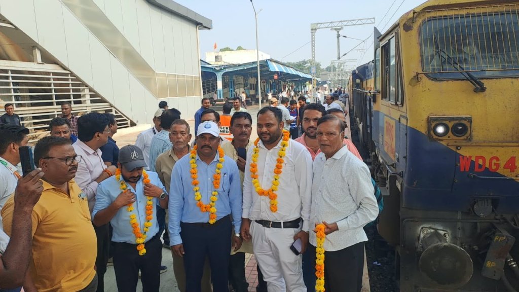 हुसा नांदेड़ खंडवा तुकाईथड़ स्पेशल ट्रेन का खंडवा में हुआ स्वागत।