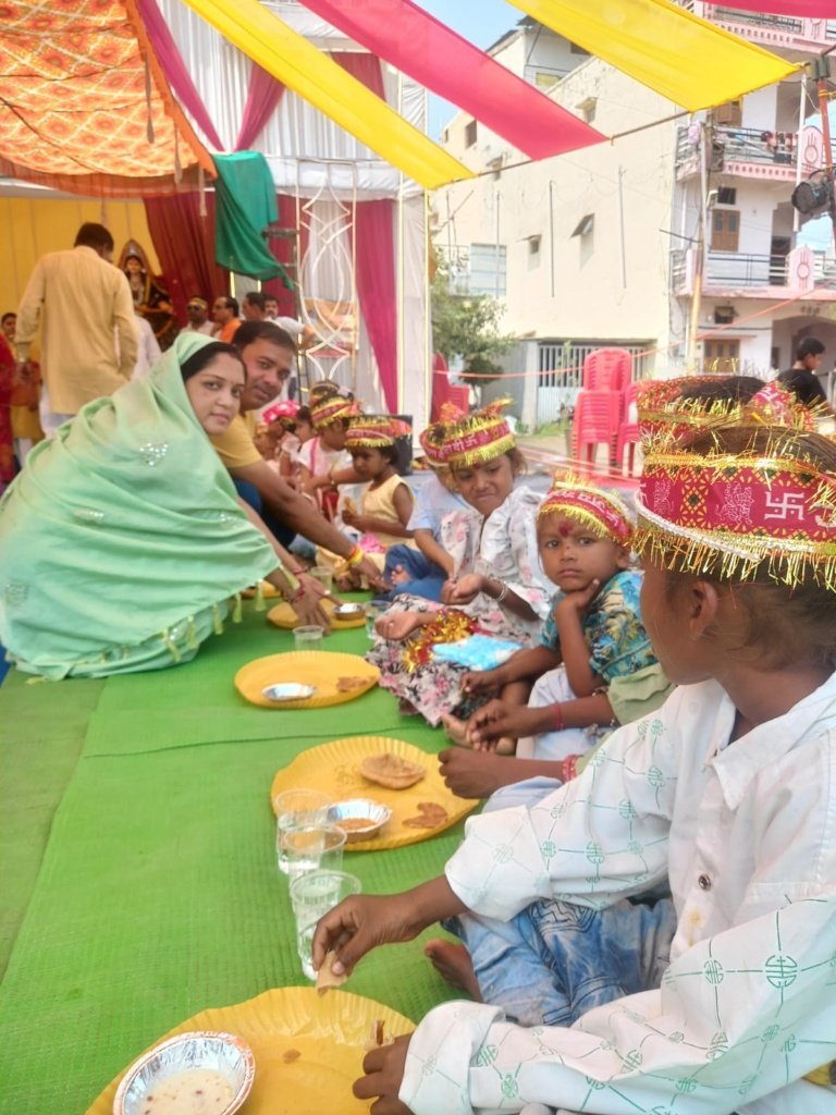 नंदविहार नवदुर्गा समिति ने अष्टमी पर कराया कन्या भोज, कन्याओं का पूजन कर लिया आशीर्वाद।