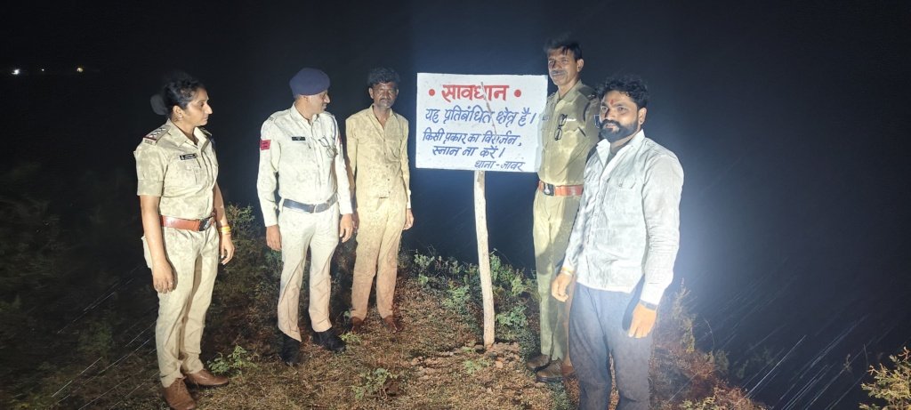 नवदुर्गा प्रतिमा विसर्जन को लेकर खण्डवा पुलिस सतर्क, दुर्घटनाओं से बचाव हेतु ग्रामीणों को किया जा रहा जागरूक*