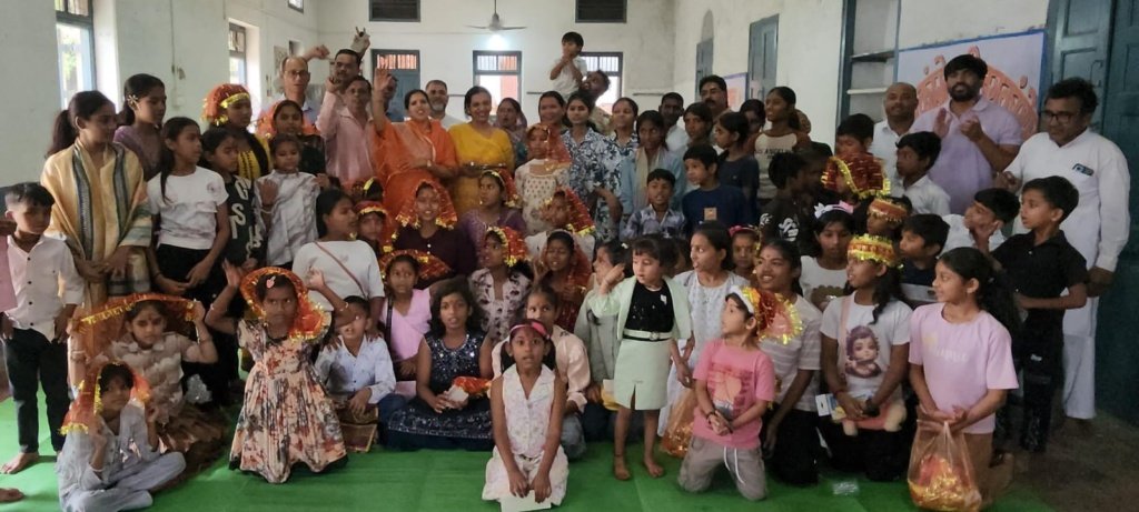 महानवमी पर गांधी भवन में गूंजे मां दुर्गा के जयकारे, कन्या पूजन कर लिया देवी स्वरूपा बालिकाओं का आशीर्वाद
