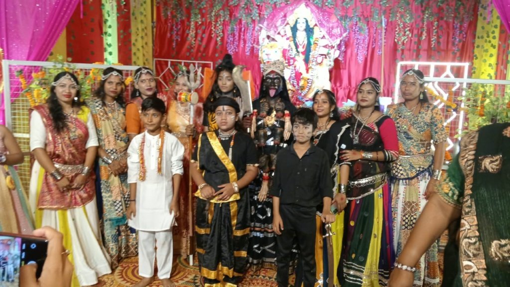 स्मार्ट सिटी कॉलोनी में मां काली के शौर्य का मंचन, सामाजिक बुराइयों के संहार का दिया संदेश