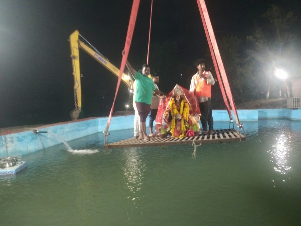 नवरात्रि पर्व के समापन पर माता जी की प्रतिमाओं का विसर्जन कार्यक्रम प्रारंभ।