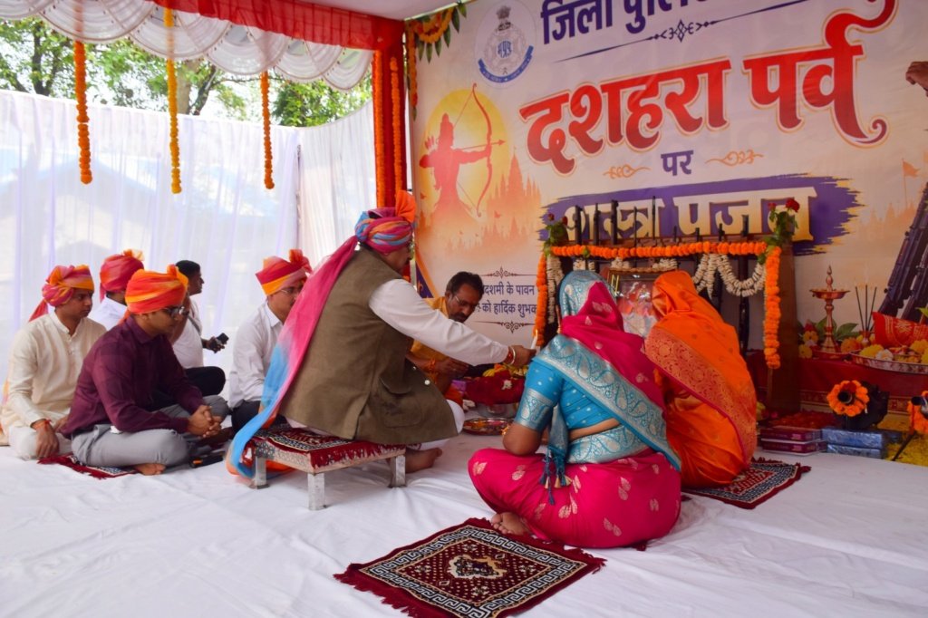 पुलिस लाइन खण्डवा में माननीय मंत्री श्री विजय शाह जी द्वारा किया गया शस्त्र पूजन*