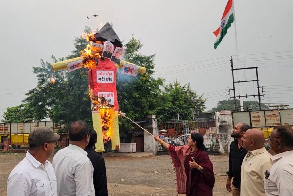 खंडवा में कांग्रेस ने किया मुख्य निर्वाचन आयुक्त ज्ञानेश कुमार का पुतला दहन, प्रतिभा रघुवंशी बोलीं—लोकतंत्र की आत्मा का हरण हुआ