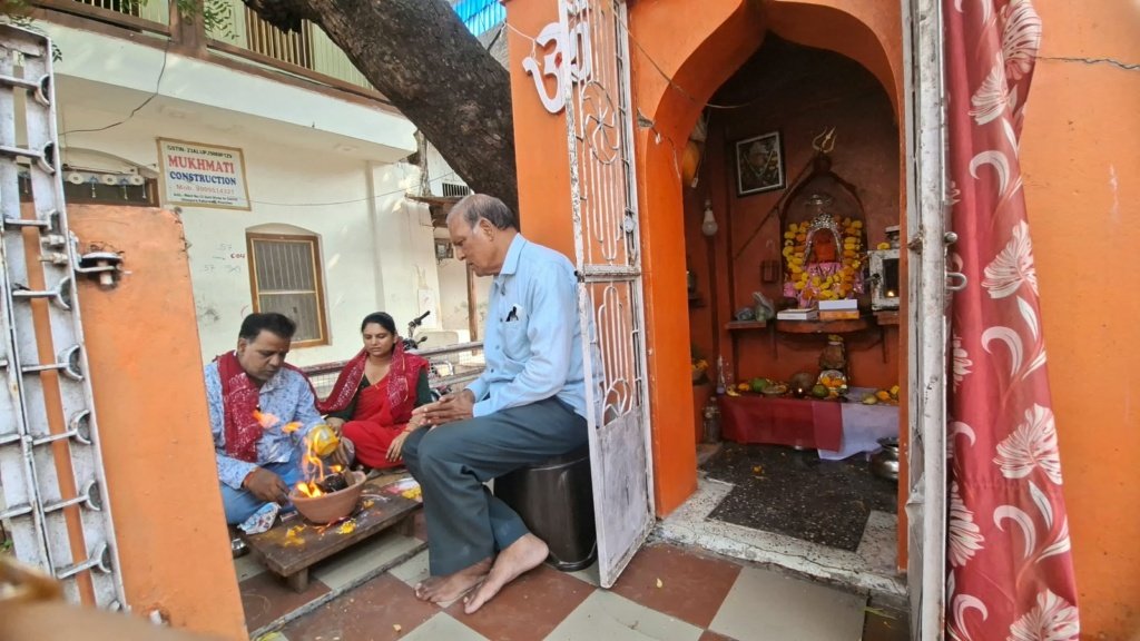 जैन परिवार द्वारा माताजी की पूजा अर्चना के पश्चात हुआ हवन, सभी के कल्याण एवं विश्व शांति के लिए हवन में दी आहुतियां।