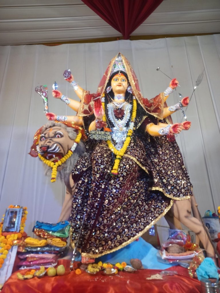 नंद विहार में भंडारे में उमड़े श्रद्धालु, आज 15 फीट के रावण का होगा दहन।