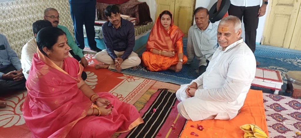दशहरे के पावन अवसर पर छोटे सरकार पहुंचे खंडवा, किए दादाजी के दर्शन, पूजन हवन।