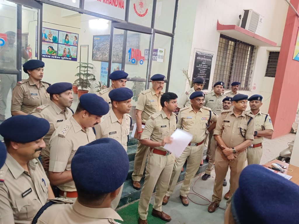 विजयादशमी पर्व को लेकर खण्डवा पुलिस अलर्ट, अतिरिक्त पुलिस अधीक्षक (शहर) श्री आदित्य सिंघारिया एवम अन्य पुलिस अधिकारियों ने ड्यूटी में तैनात पुलिस बल को किया ब्रीफ*