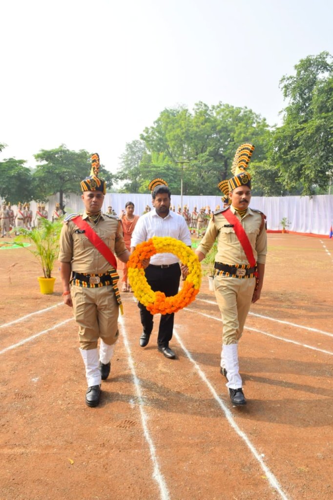 *पुलिस स्मृति दिवस परेड का आयोजन कर वीर शहीदों को दी गई श्रद्धांजलि*, *शहीद पुलिस अधिकारियों एवं कर्मचारियों के बलिदान का किया गया स्मरण, शहीद परिवारों का सम्मान*