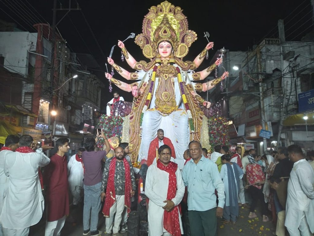 बुधवार को भी सुबह से देर रात तक माता जी की प्रतिमाये शहर के प्रमुख मार्गो से होते हुए विसर्जन के लिए भैरव कुंड पहुंची।