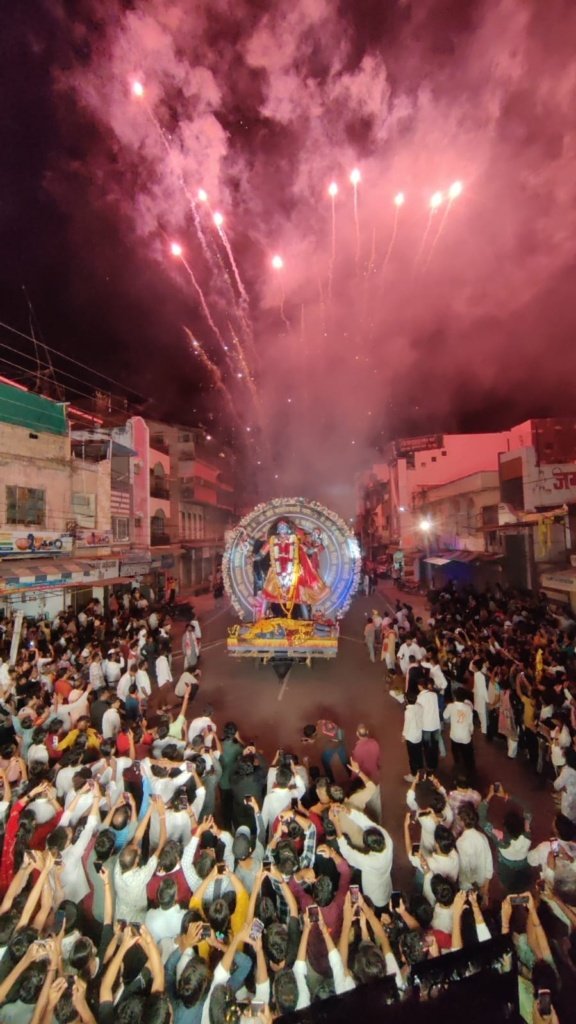 बुधवार को विशाल प्रतिमा विसर्जन चल समारोह के पश्चात गुरुवार को भी कई स्थानों की प्रतिमाएं मुंबई बाजार,टाउन हॉल, घंटाघर होते हुए भैरौ कुंड पहुंची।