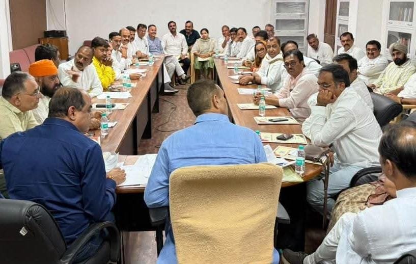 प्रदेश कांग्रेस की संभागीय समीक्षा बैठक में शामिल हुए खंडवा के कांग्रेस अध्यक्ष