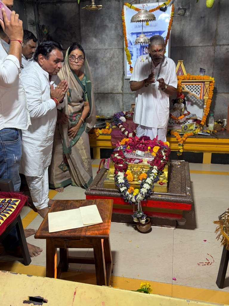 शरद पूर्णिमा पर विधायक नारायण पटेल ने संत सिंगाजी महाराज के दर्शन कर लिया आशीर्वाद